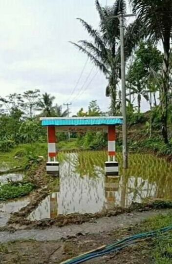 Potret Gapura yang nyeleneh ini bikin garuk-garuk kepala